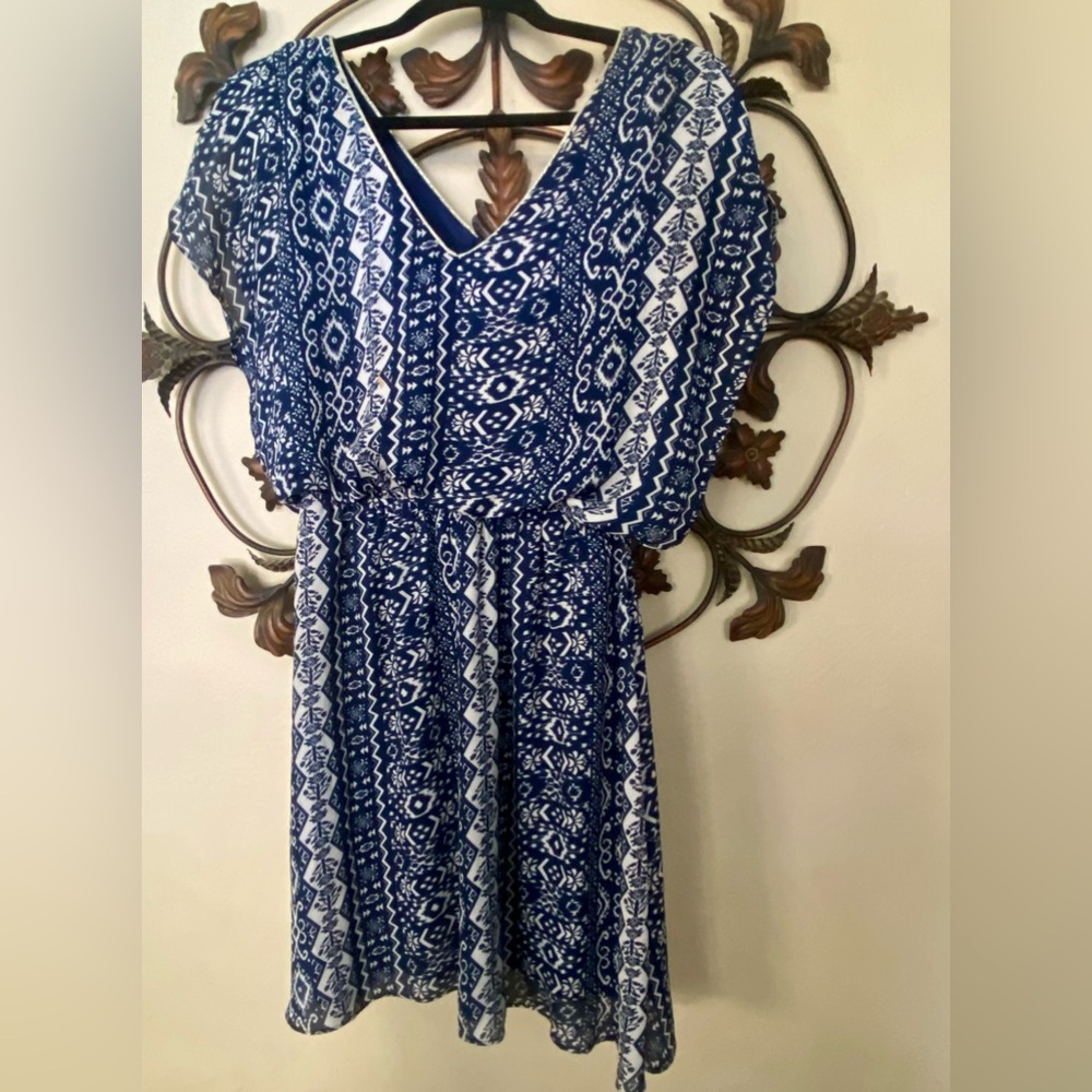 Xtaren Blue and White Aztec Print Flutter Sleeve Large Open Keyhole Back  Medium